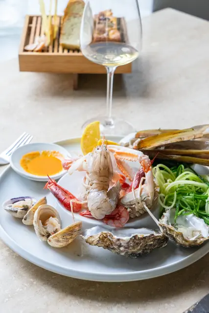 Die Speisen werden in verschiedenen Zubereitungsarten angeboten: von klassisch gegrillt bis hin zu in Salzkruste gegarten Varianten | Foto: Partenope