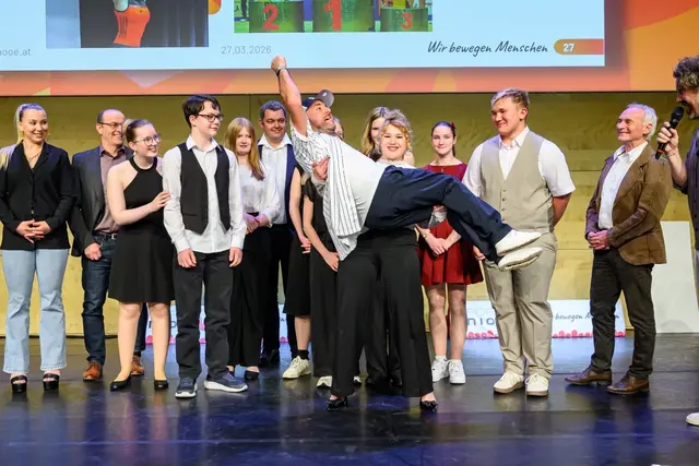 Gewichtheben / Powerlifting:  Athletinnen vom USV Lochen und vom Union Almtaler KSV hoben die Moderatoren scheinbar mühelos in die Höhe – eine davon sogar in Stöckelschuhen. | Foto: cityfoto.at