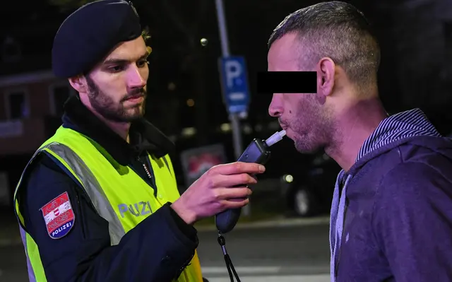 Ein alkoholisierter Lenker beschädigte in Kitzbühel mehrere geparkte Fahrzeuge. Trotz fehlendem Reifen setzte er seine Fahrt auf der Felge fort. | Foto: Zeitungsfoto.at / Symbolbild