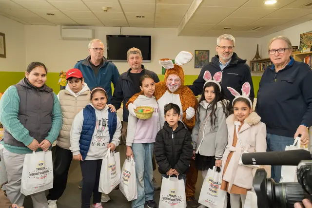 Osterhase überrascht Kinder im Sozialmarkt Pillergasse