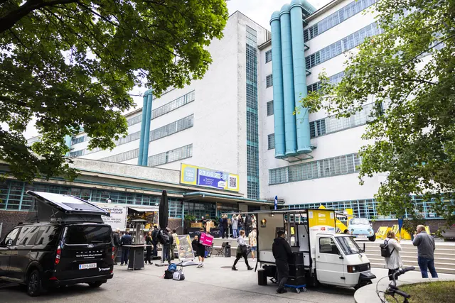 Das prägnante Blau dominiert in der Tabakfabrik und ist als "Linzer Blau" bekannt. | Foto: Ness Rubey