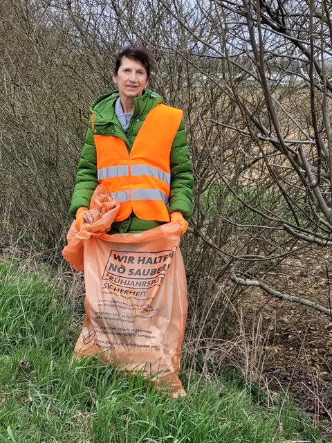 Ingeborg Schmidl kämpfte sich beim Müllsammeln auch durch dichtes Gestrüpp. | Foto: Brigitte Thallauer