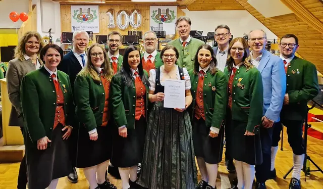Sonja Mader, Verena Gschweicher, Elisabeth Forster, Bettina Steininger, Barbara Hammerl-Sortschitsch und Anita Riel erhielten Auszeichnungen. | Foto: Trachtenkapelle Theras