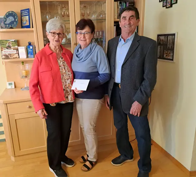 Seniorenobmann Ernst Gaida und Regionsbetreuerin Rosemarie Bauer gratulierten der Jubilarin Cäcilia Rakosch und überreichten ihr einen Wahrengutschein. | Foto: Gemeinde Neusiedl