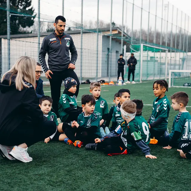 Die Kinder nehmen an einem Probetraining teil und dürfen sich in der Akademie umsehen. | Foto: SVR/Stüber