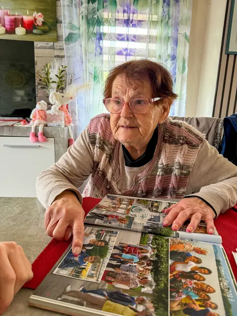 Anhand zahlreicher Fotoalben schilderte Ernestine Doppler dem MeinBezirk-Team ihre Geschichte. | Foto: MeinBezirk/Doppler