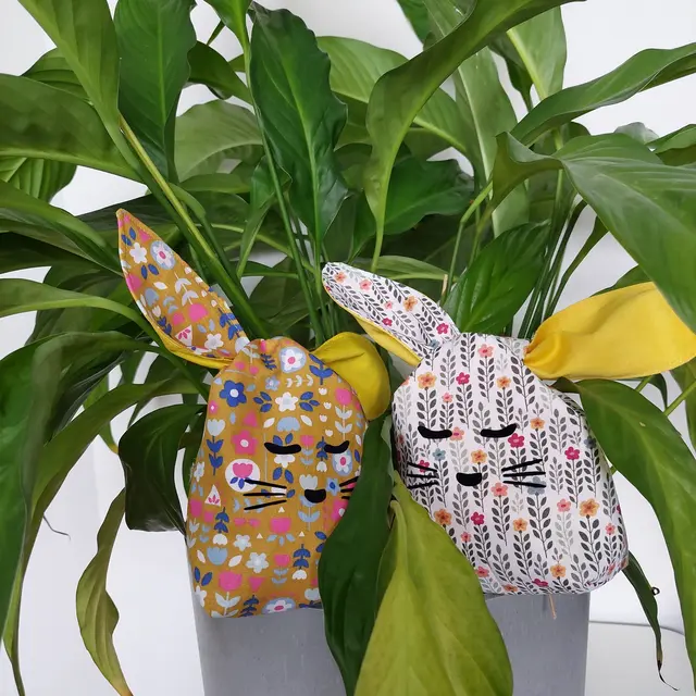 Kleine Kuscheltiere, Taschen in bunten Farben, Holz-Spielzeug oder kleine Osterhasen aus Stoff: der Kreativität sind bei der Anfertigung verschiedener Produkte im Jugendbeschäftigungsprojekt "easy" der Caritas Salzburg kaum Grenzen gesetzt. | Foto: Caritas/Easy