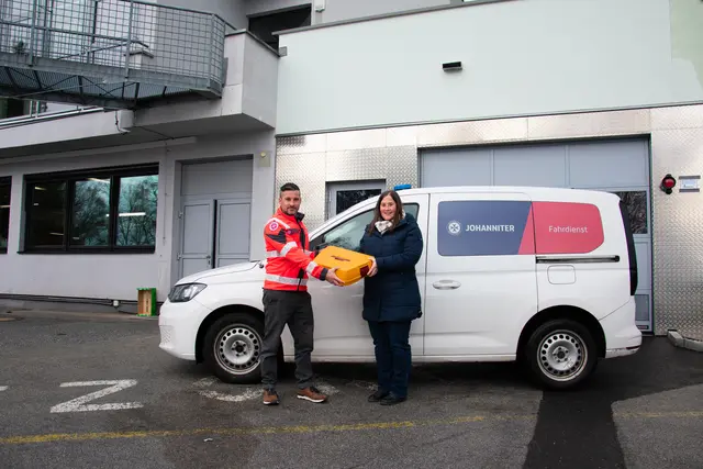 eit Dezember 2025 versorgen die Johanniter nicht nur Schulen und Kindergärten in Innsbruck, sondern liefern auch in mobilitätseingeschränkten Personen in Rum täglich frisch zubereitete Mahlzeiten direkt nach Hause.

Im Bild: Christof Raffl (Einsatzzentrale Johanniter) mit Magdalena Büsel (Mobile Pflegedienste Rum)  | Foto: Johanniter