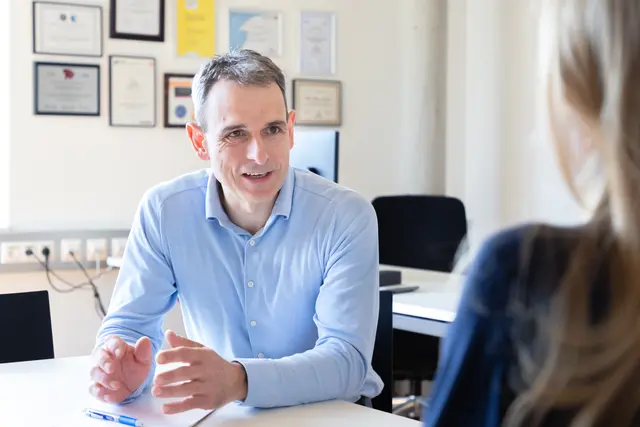 Graz spielt bei IT-Sicherheit schon jetzt global mit, der neue Cybersecurity-Campus verstärkt diesen Ruf, sagt Leiter Stefan Mangard im Interview mit MeinBezirk.  | Foto: Jorj Konstantinov