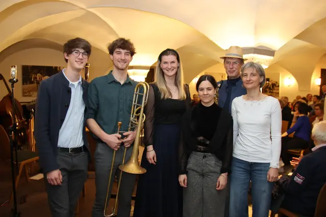Autländisch family (D`Salzburger Nockerl): Maria, Michael, Emanuel, Hubert und Evelyn Brunauer mit Bassistin Magdalena Kufer (4. v. l.).