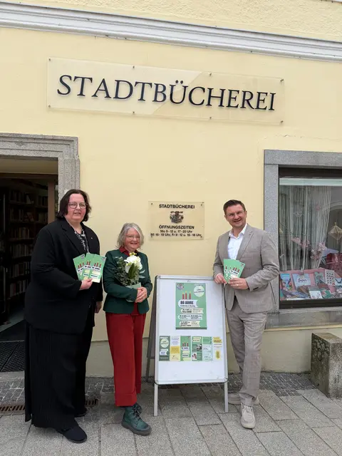 Stadträtin Karin Pfabl, Büchereileiterin Leonore Geißelbrecht und Bürgermeister Christian Penn. | Foto: Stadtgemeinde Eferding