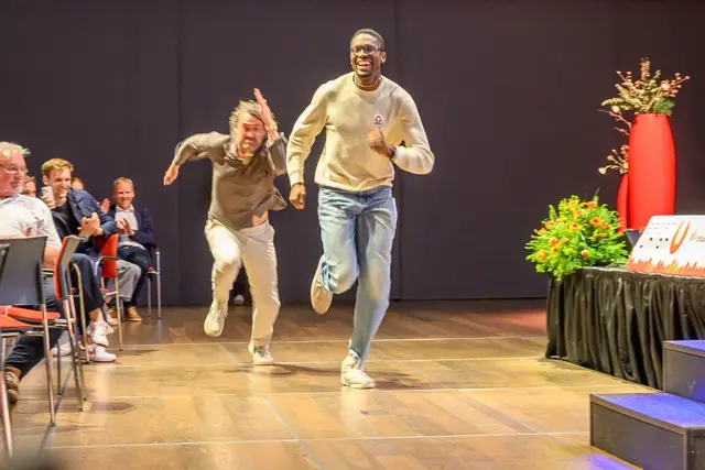 Moderator Karl Löwenherz gab alles, während Leichtathletik-Profi Endiorass Kingley von der TGW Zehnkampf-Union lachend ins Ziel joggte. | Foto: cityfoto.at