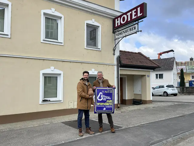 Kleinregionsobmann, Bürgermeister Michael Strasser (li.) und Ernsthofens Bürgermeister Karl Huber freuen sich auf zahlreiche Teilnehmer bei der Wanderung durch die Region am 11. April. | Foto: Kleinregion Mostviertel Ursprung