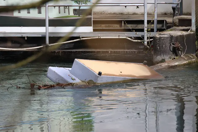 Komplette Couch im Welser Mühlbach entsorgt