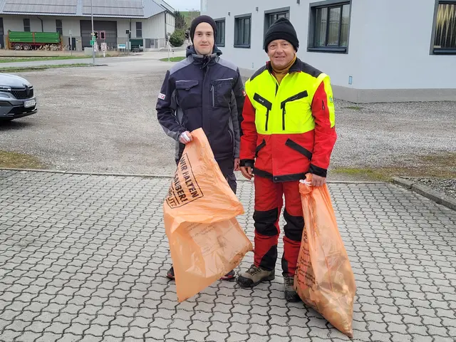 Julian Bechtel und Leo Thallauer sammelten den Müll entlang der Bundesstraße bis Rammersdorf. | Foto: Brigitte Thallauer