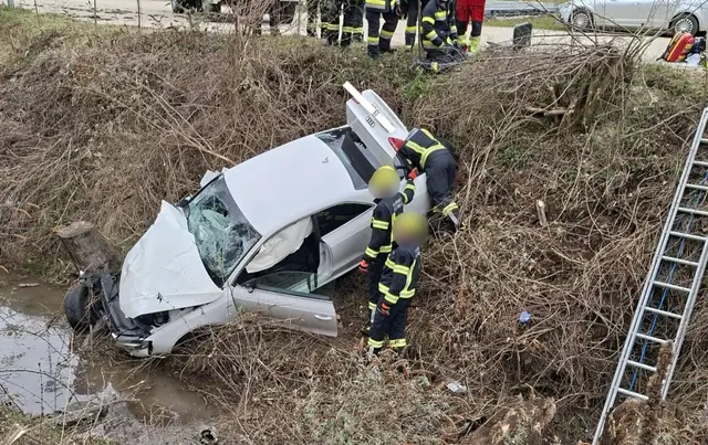 In einer scharfen Rechtskurve soll der junge Lenker aus bislang unbekannter Ursache von der Fahrbahn abgekommen sein. | Foto: Freiwillige Feuerwehr Eberndorf