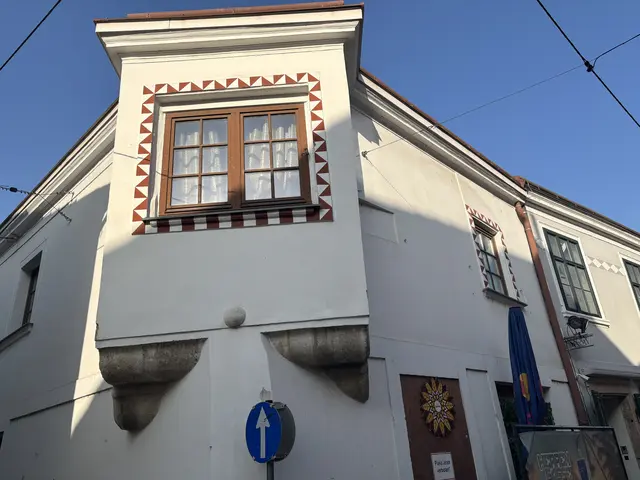 Schon mal gefragt, wieso diese Gebäude so seltsam wirkt? Früher diente es dazu, Gefahren besser zu sehen. | Foto: Schauer