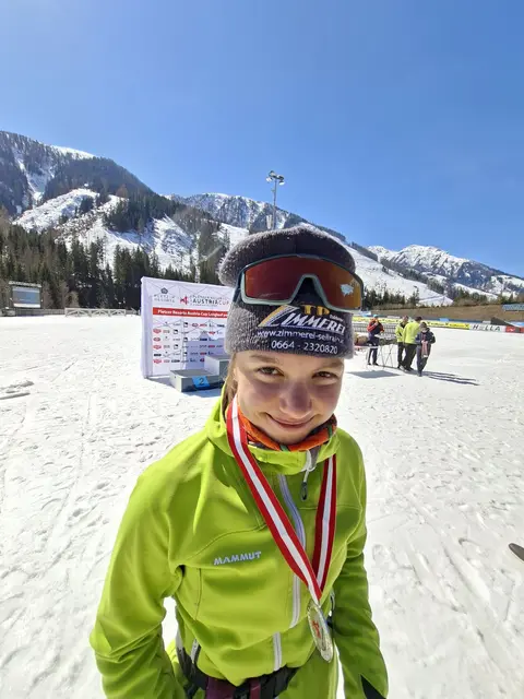 Hannah Hauser präsentiert stolz ihre Medaille und bestätigt ihre starke Saisonleistung.