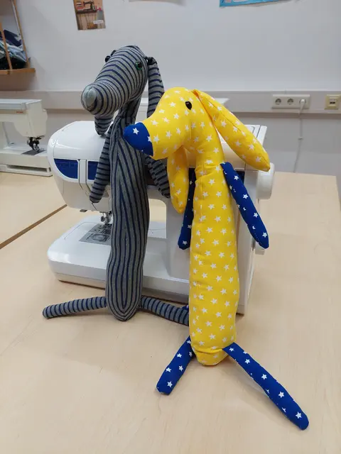 Kleine Kuscheltiere, Taschen in bunten Farben, Holz-Spielzeug oder kleine Osterhasen aus Stoff: der Kreativität sind bei der Anfertigung verschiedener Produkte im Jugendbeschäftigungsprojekt "easy" der Caritas Salzburg kaum Grenzen gesetzt. | Foto: Caritas/Easy