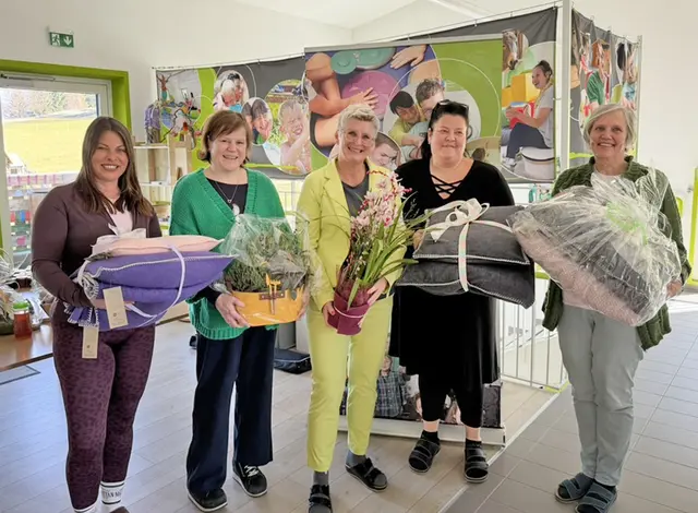 Die Jubilarinnen sowie Bettina Hölzl (Kassierin) und Susanne Schöllenberger-Baumgartner (Obfrau). | Foto: Schritt für Schritt