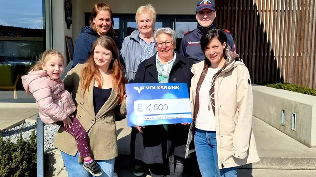 Anna und Johanna Karrer (vorne links) freuen sich über die finanzielle Unterstützung. | Foto: Adolf Falb