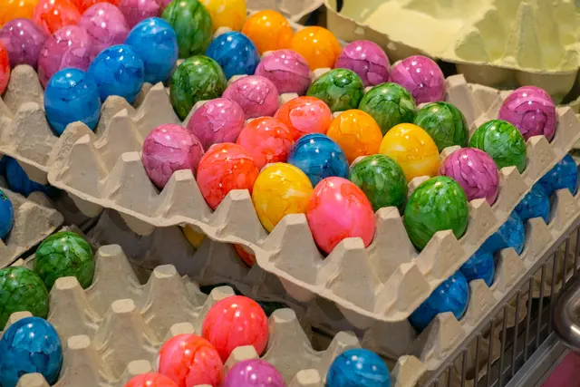 Zu Ostern verlangen die Kundinnen und Kunden bunt gefärbte Eier. Regionale bzw. einzelne Engpässe kann es immer geben, so die wichtigsten Ketten. (Symbolbild) | Foto: Smarterpix Extended/Smarterpix