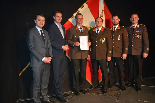 Josef Koidl (3.v.l.) erhielt das Bezirks-Verdienstabzeichen in Gold – im Bild mit BH Dr. Kurt Berek, Bgm. Michael Riedhart, Kdt.-Stv. Hannes Steinbacher, Kdt. Sebastian Prosch und Bezirks-Kdt.Stv. Hubert Ziepl.  | Foto: Veronika Spielbichler