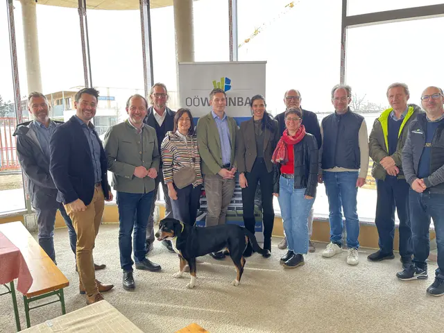 Gleichenfeier Alkoven: Mario Moser und Christoph Keplinger (OÖ Wohnbau), Bernhard Baier (Geschäftsführer OÖ Wohnbau), Vizebürgermeister Marcus Schneeberger (SPÖ), Silvia Priesner-Schütz und Matthias Schütz (Geschäftsführung Priesner Bau), Bürgermeisterin Monika Weberberger-Rainer (SPÖ), Christoph Retschitzegger und Amtsleiterin Birgit Kroiß, Architekt Markus Fischer (F2 Architekten), Reinhold Huber (Fraktionsobmann Grüne) und Markus Zeiler (Bauleiter OÖ Wohnbau). | Foto: OÖ Wohnbau