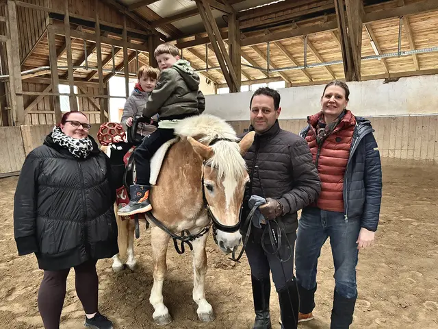 Mutter Emily mit Kilian und Linus beim therapeutischen Reitunterricht von Mario &amp; Katrin Bodendorfer in der Reitanlage Burgstall | Foto: Lauren Fahrenberger / MeinBezirk