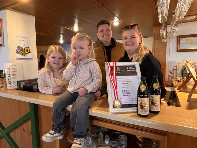 Matthias und Vanessa Karner sowie ihre Kinder Emma und Lotta sind stolz auf die erste Gold-Auszeichnung ihres Kürbiskernöls.  | Foto: MeinBezirk
