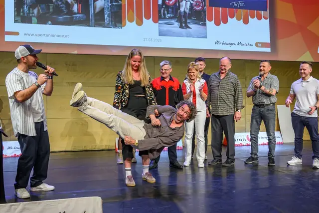 Gewichtheben / Powerlifting:  Athletinnen vom USV Lochen und vom Union Almtaler KSV hoben die Moderatoren scheinbar mühelos in die Höhe – eine davon sogar in Stöckelschuhen | Foto: cityfoto.at