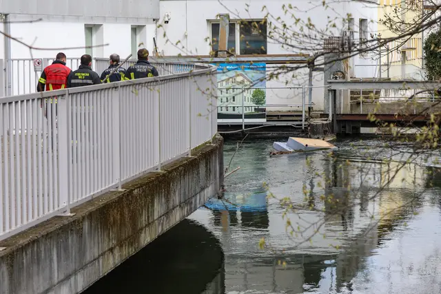Die Feuerwehr musste eine Couch aus dem Welser Mühlbach fischen.