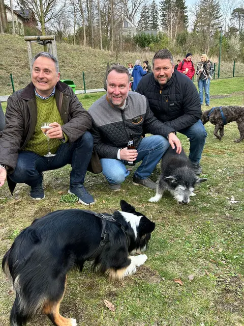 Die Bürgermeister Michael Cech, Josef Rothensteiner und Paul Porteder bei der Eröffnung der neuen Hundewiese in Tullnerbach. | Foto: Gem. Tullnerbach / Porteder