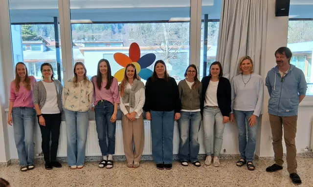 Die Lehrerinnen und auch der Herr Direktor beobachten gemeinsam den Einmarsch der Klassen.
vl. die Pädagoginnen; Anna Sophia Weinmar, Mathea Margreiter, Schulassistentin Lara Paulitsch, Simona Erber, Marlene Wagner, Schulassistentin Silvia Höck, Alexandra Holzer Ziepl, Ingrid Foidl und Schulleiter Hannes Nothdurfter.