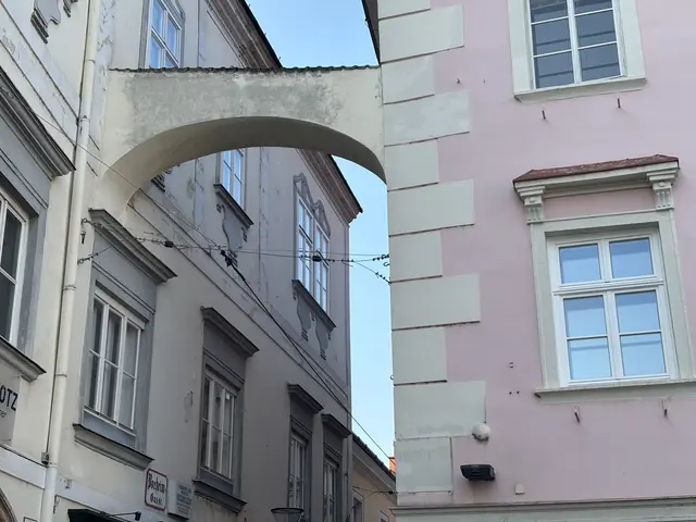 Unter dem historischen Schwibbbogen geht es in die Böheimgasse. | Foto: Schauer