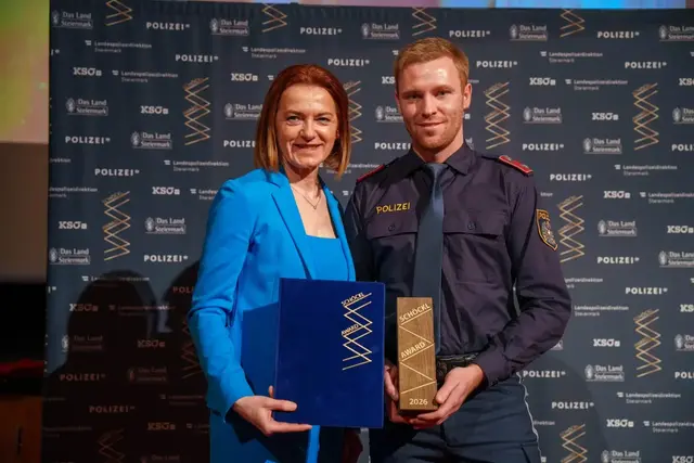 Ehrenpatin von Tobias Köck war Landesrätin Simone Schmiedtbauer, die den jungen IT-Ermittler in der Kategorie "Newcomer des Jahres" auszeichnete.  | Foto: LPD Stmk/Huber