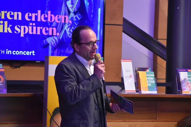 Hörakustiker Manfred Mikovits begrüßte die Zuhörerinnen und Zuhörer vor dem Konzert im Foyer.  | Foto: Barbara Fluckinger