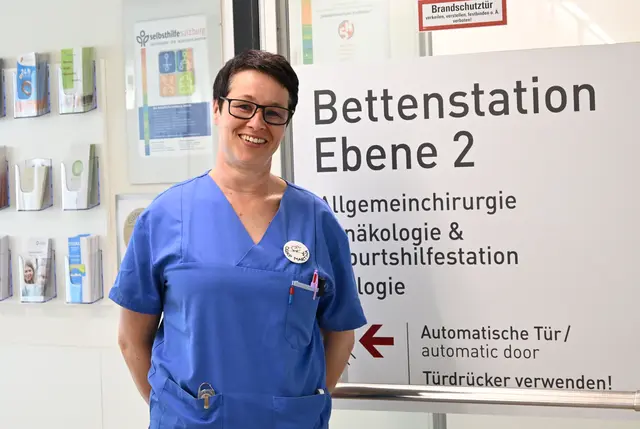 Die diplomierte Gesundheits- und Krankenpflegerin Martina Gühl arbeitet in den Bereichen Urologie, Gynäkologie und Allgemeinchirurgie und bringt dabei täglich ihr vielseitiges Fachwissen als Kontinenz- und Stomaberaterin ein. | Foto: Tauernklinikum/Viehhauser