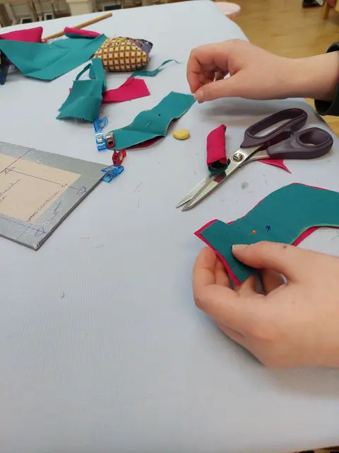 Kleine Kuscheltiere, Taschen in bunten Farben, Holz-Spielzeug oder kleine Osterhasen aus Stoff: der Kreativität sind bei der Anfertigung verschiedener Produkte im Jugendbeschäftigungsprojekt "easy" der Caritas Salzburg kaum Grenzen gesetzt. | Foto: Caritas/Easy