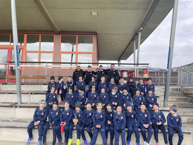 DSC-Trainer Stefan Dengg sowie Philip und Christoph Leitinger (hinten von rechts) verbrachten vier tolle Tage mit den Kids. | Foto: DSC