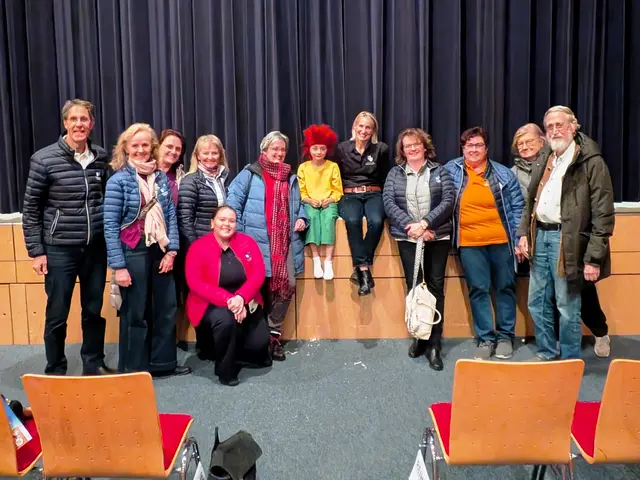 Die begeisterte Gruppe der Heimatbühne Kirchdorf mit „Pumuckl“ Lorenz Pühringer und Regisseurin Maria Pirnbacher nach der erfolgreichen Premiere im KUSP St. Ulrich 
