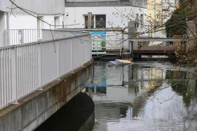 Die Feuerwehr musste eine Couch aus dem Welser Mühlbach fischen.