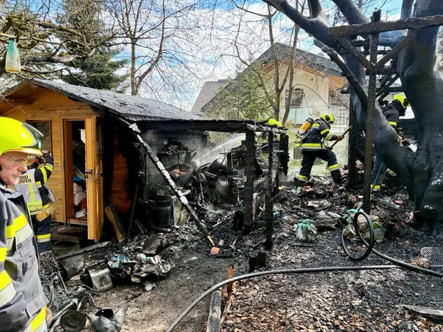 Brand einer Gartenhütte und eines Baumhauses am Muggauberg