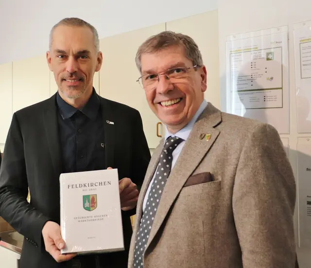 Bgm. Erich Gosch überreichte an SASt-Geschäftsführer Anton Edelsbrunner die Chronik von Feldkirchen.  | Foto: Edith Ertl