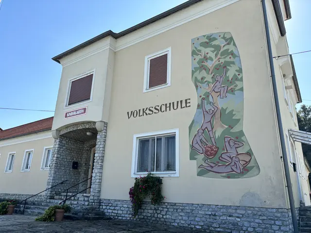 Der Kindergarten in Wallendorf steht vor einer Rundumerneuerung. So wird der Zugang zum Gebäude barrierefrei gemacht.  | Foto: Elisabeth Kloiber