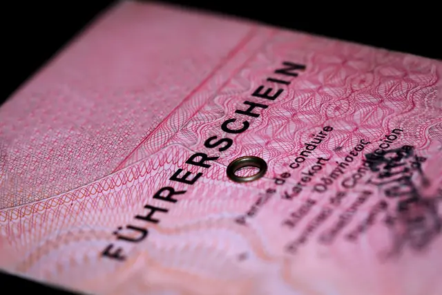 Probeführerschein Ade, 19-Jähriger rast mit 108 km/h durch Grabenweg