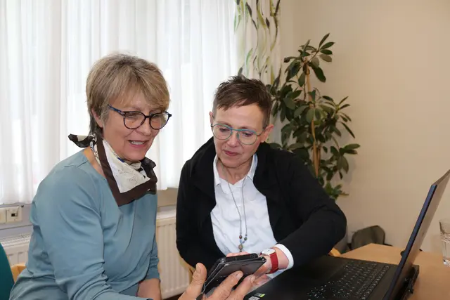 Der Verein „akzente“ bringt älteren Menschen die ID Austria näher