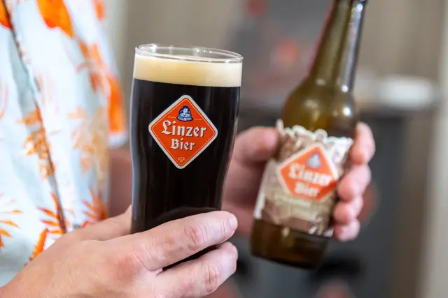 Das neue tiefschwarze Linzer Stout mit dem Namen „Stramme Liesl“ kam bereits im März heraus. | Foto: Linzer Bier