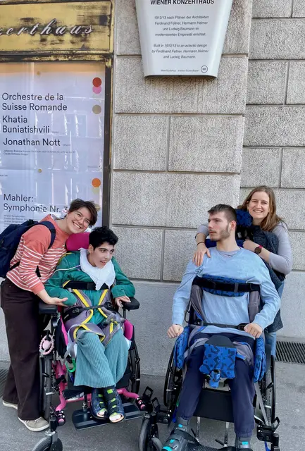 Physiotherapeutin Paula Friedl mit Sulaf, Ergotherapeutin Valentina Zöchling mit Lukas vor dem Konzerthaus. | Foto: PFZ Perchtoldsdorf