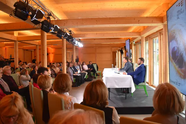 Die Programmpräsentation im Premierenhaus in Erl stieß auf großes Interesse.  | Foto: Barbara Fluckinger